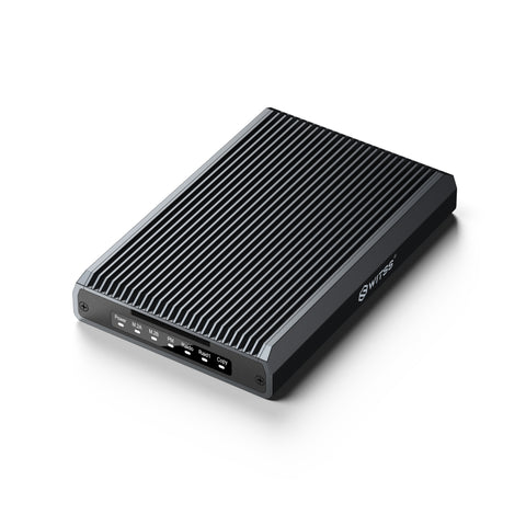 Switss® RAID dual-bay M.2 SSD-behuizing in zwart aluminium met koelribben, schuin aanzicht met de voorkant, USB-C-poort en statuslampjes