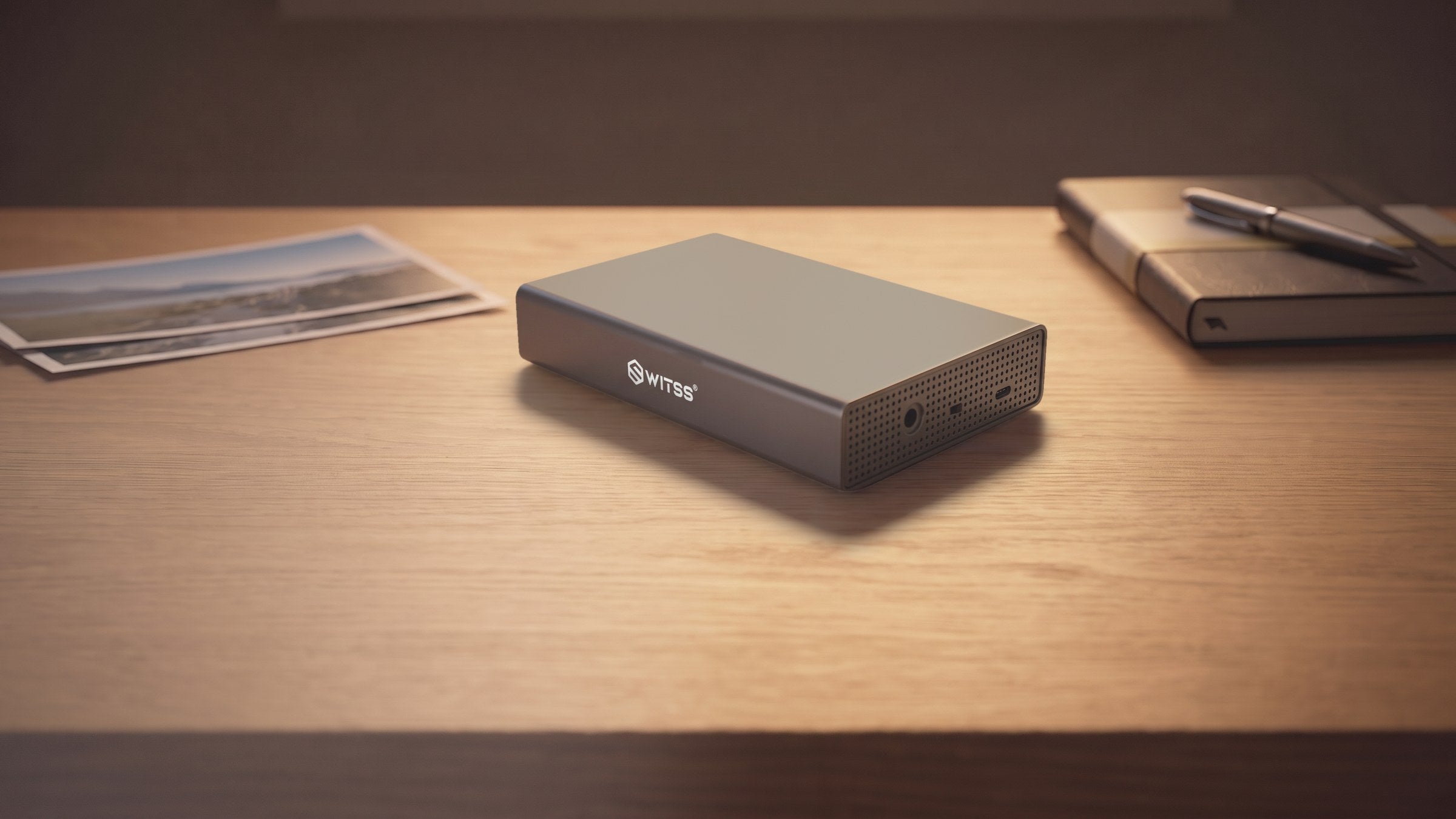 Switss® 3,5 inch behuizing op een houten bureau, sfeerbeeld