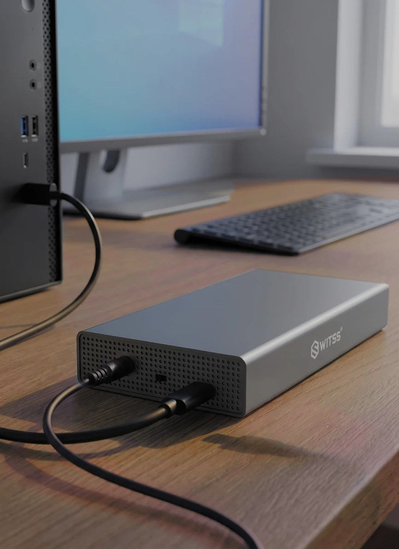 Switss® 3,5 inch HDD-behuizing aangesloten op een desktop-pc op een houten bureau