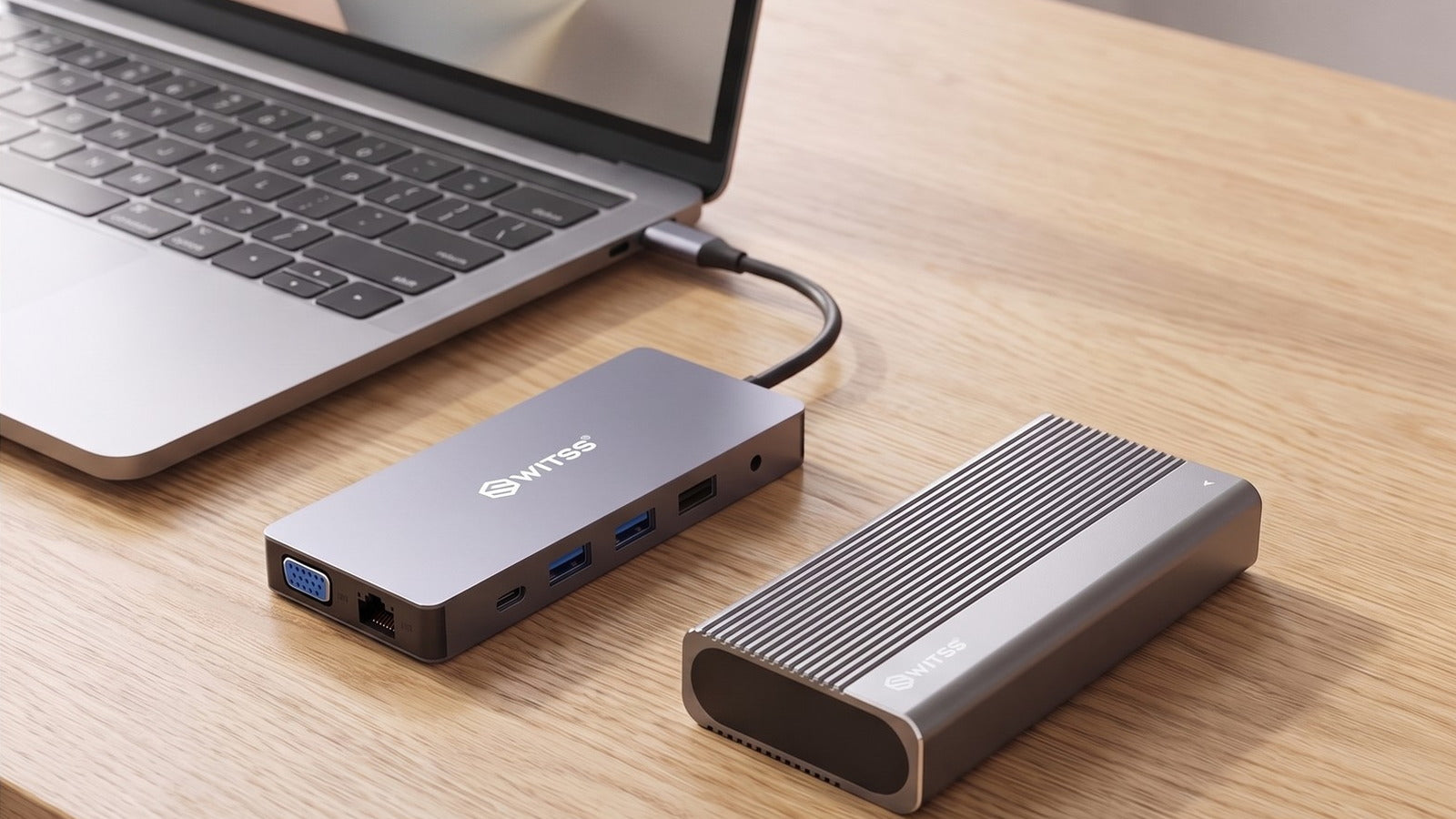 Switss® laptop met USB-C hub en M.2 SSD-behuizing op een bureau