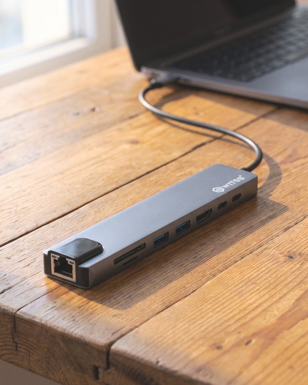 Switss® 8-in-1 USB-C hub met extra poorten aangesloten op een laptop