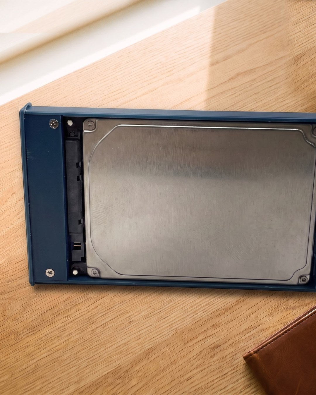 Geopende Switss® 2,5 inch behuizing met een harde schijf erin