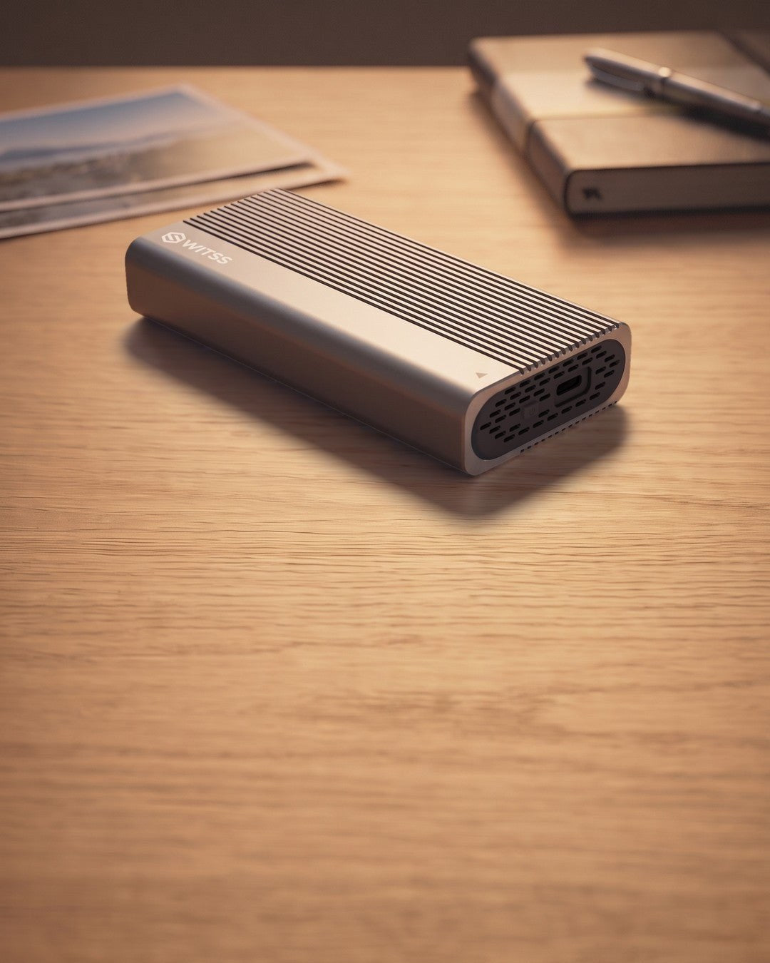 Switss® USB4 M.2 SSD-behuizing op een houten bureau