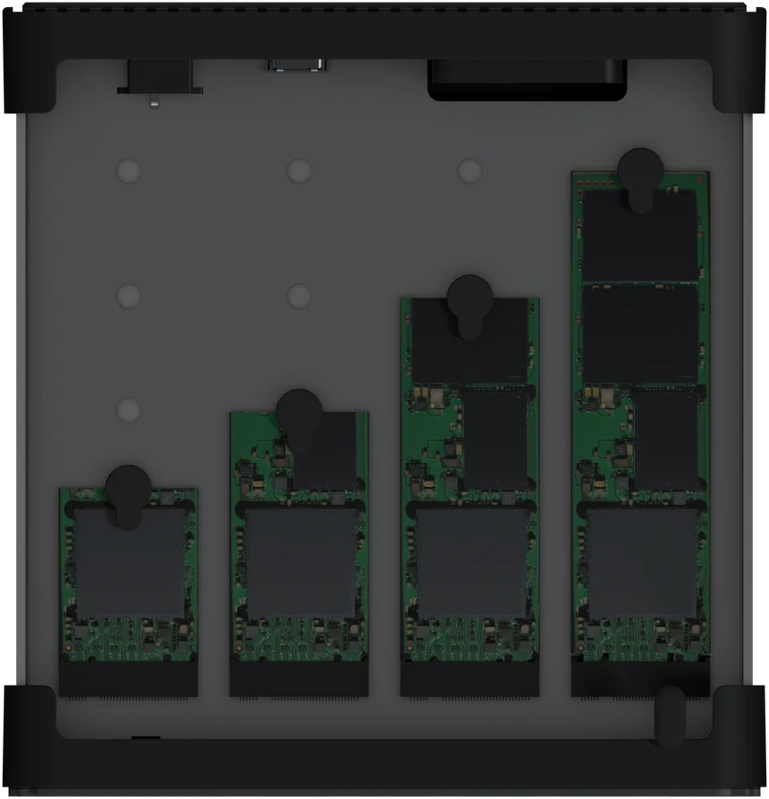 Bovenaanzicht van de lade met in elke bay een SSD van een andere lengte, 2230, 2242, 2260 en 2280, elk vastgezet met een plugje