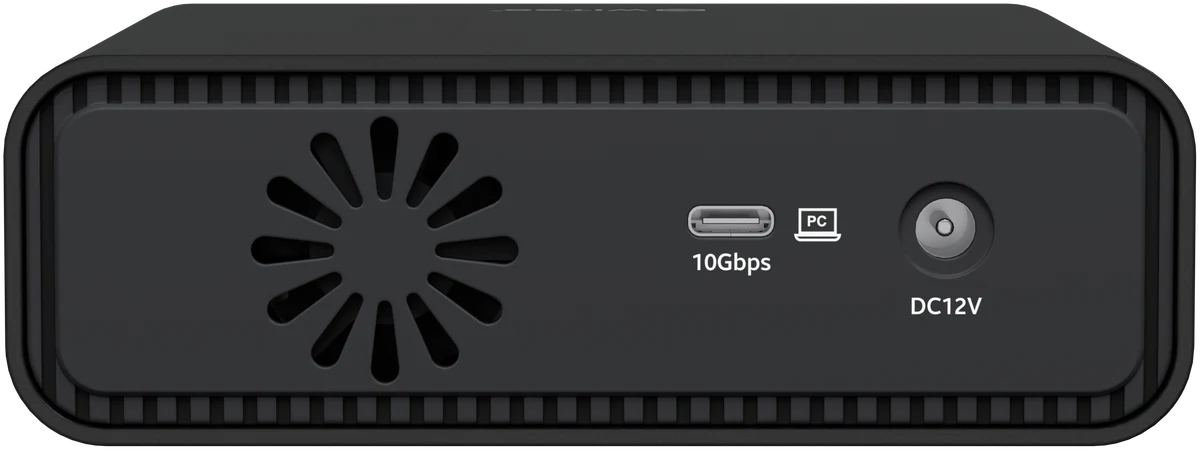 Achterkant van de behuizing: links de ventilator, in het midden de USB-⁠C-poort met de opdruk 10Gbps en rechts de aansluiting DC12V