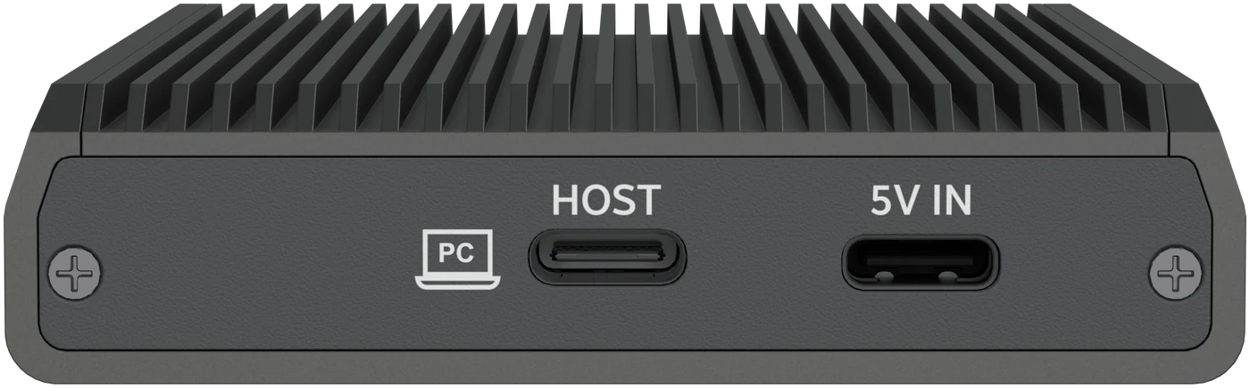 Achterkant van de behuizing met twee USB-C-poorten: HOST met een laptopicoon en 5V IN