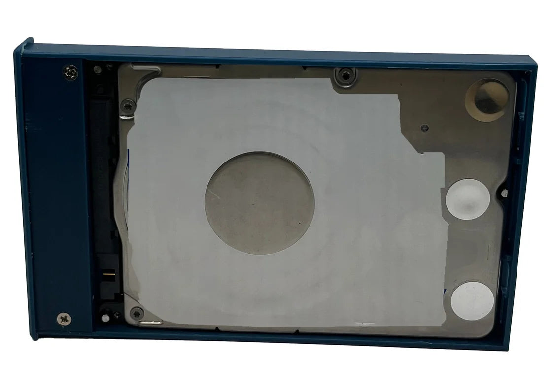 Bovenaanzicht van de geopende behuizing met een 2,5 inch schijf op het frame