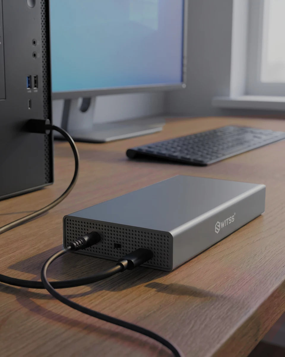 De Switss 3,5 inch behuizing op een houten bureau, met de USB-kabel naar een pc en de netvoeding aangesloten