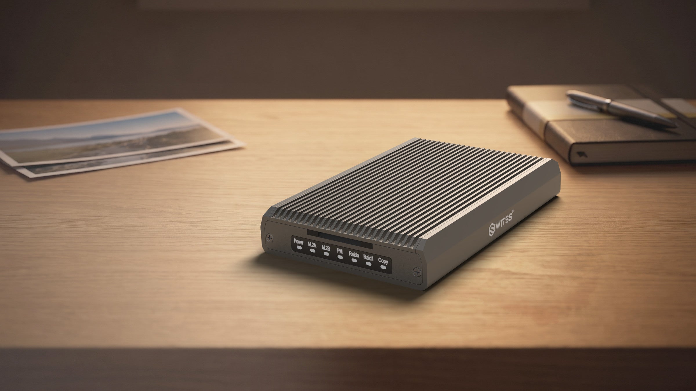 Switss® RAID dual-bay behuizing op een walnoten bureau, aangesloten op een laptop