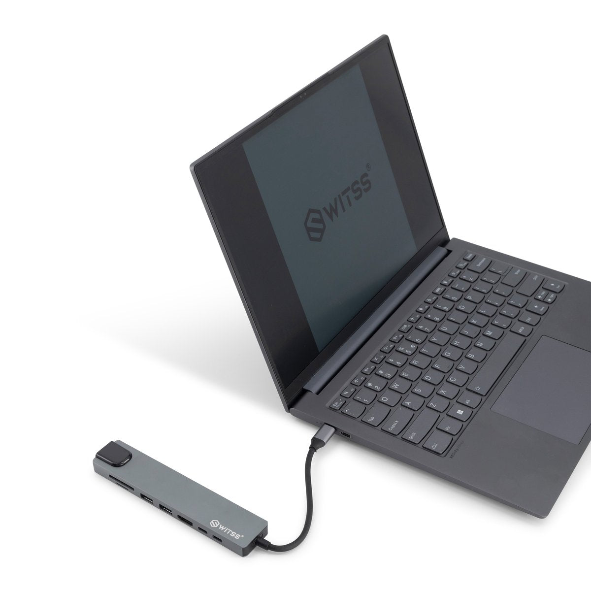 Switss® 8-in-1 USB-C hub aangesloten op een laptop op een bureau, direct gebruiksklaar zonder software